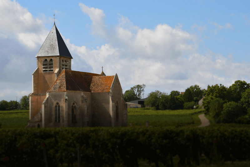 La chiesa di Saint-Claire de Préhy accanto alla cantina Brocard è un punto di riferimento della tenuta La chiesa di Saint-Claire de Préhy accanto alla cantina Brocard è un punto di riferimento della tenuta