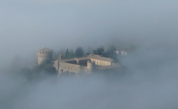 Castello della Sala Foschia mattutina Castello della Sala Foschia mattutina