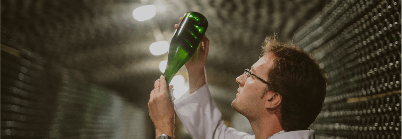 Sichtkontrolle bei der Schaumweinproduktion Sichtkontrolle bei der Schaumweinproduktion