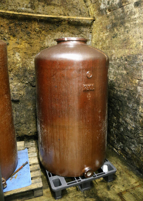 Steinzeug Gefäß im Keller von Urban Stagard