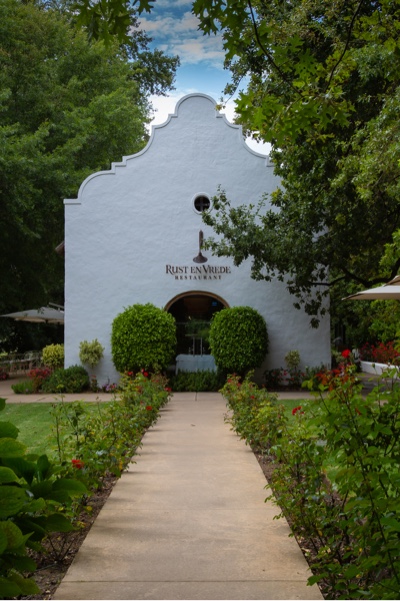 L’antica cantina di Rust en Vrede oggi è un ristorante. L’antica cantina di Rust en Vrede oggi è un ristorante.