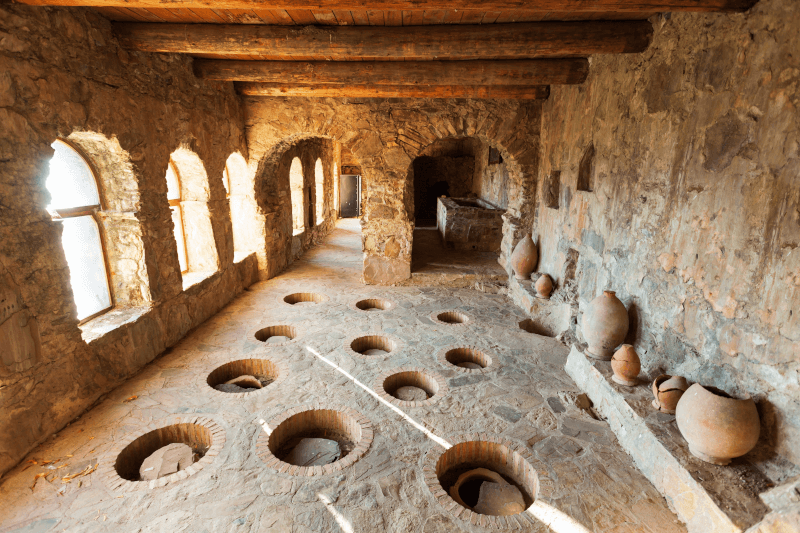 Cantina Kvevri nel monastero antico di Nekresi in Kakheti, Georgia