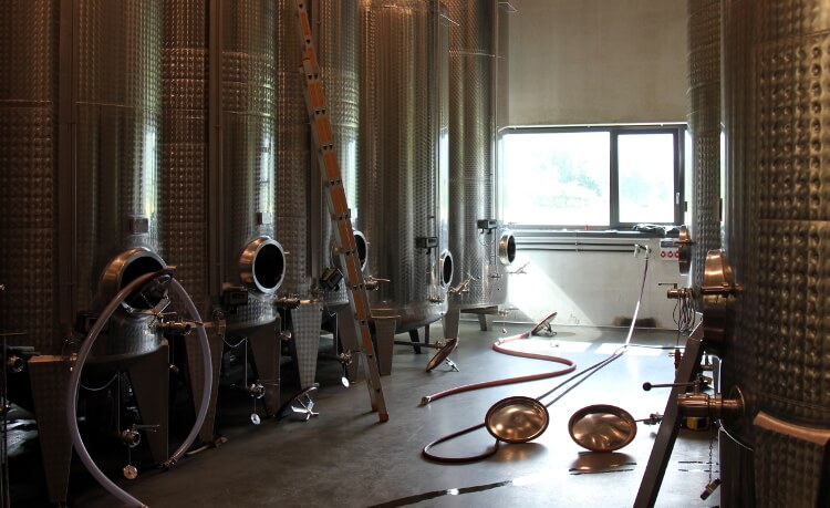 Serbatoi di vino della cantina Thomas Hensel Serbatoi di vino della cantina Thomas Hensel